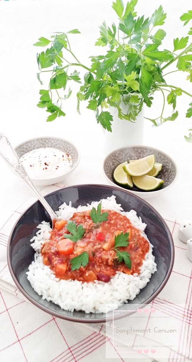 Bol de chili sin carne aux protéines de soja texturées, riche en légumes et épices, présenté chaud.