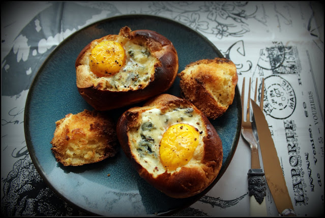 Œuf cocotte cuit dans une brioche individuelle, nappé de fromage bleu fondant.