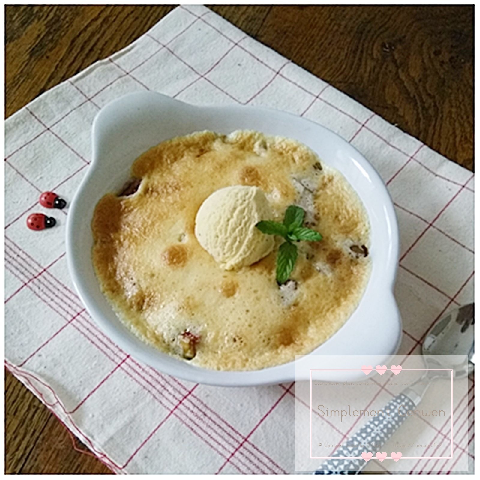 Gratin de figues doré et fondant, avec des figues fraîches légèrement caramélisées.
