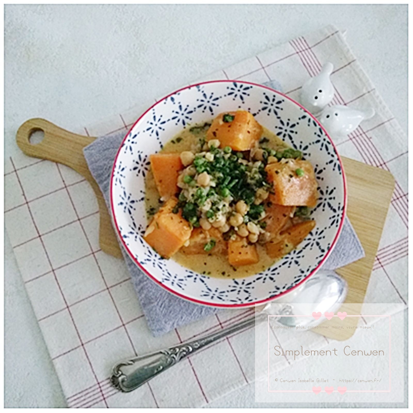 Curry végan crémeux aux patates douces, pois chiches et petits pois.