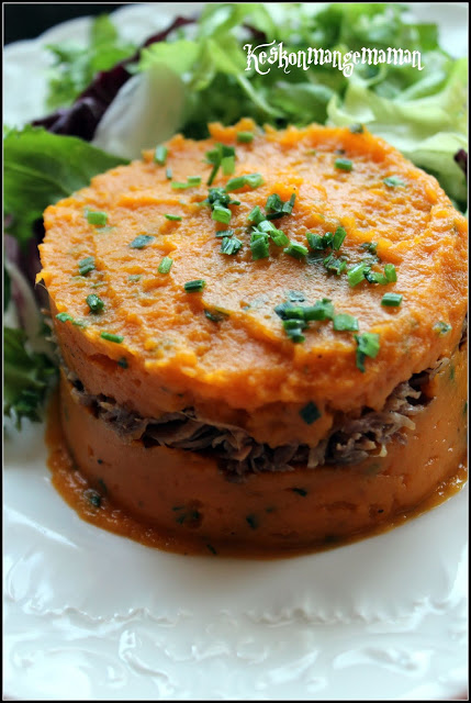 Parmentier de canard gratiné, présenté en portion individuelle.