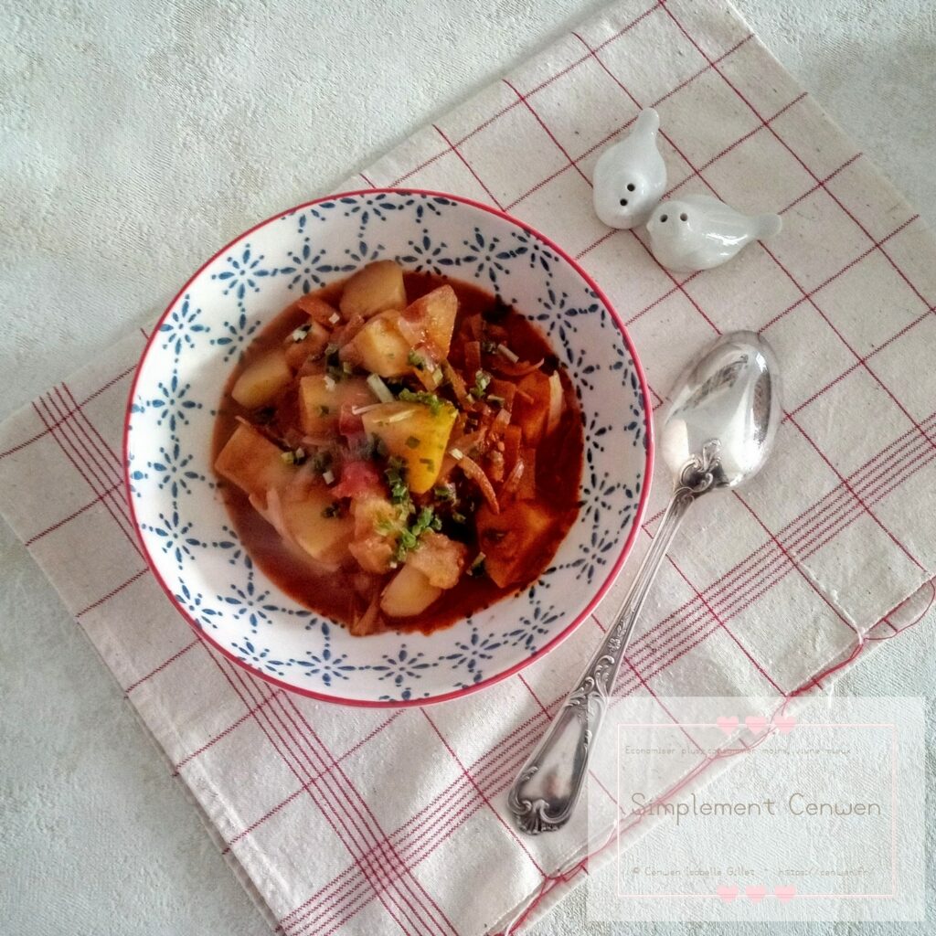 Goulash de pommes de terre au paprika, plat mijoté simple et réconfortant.