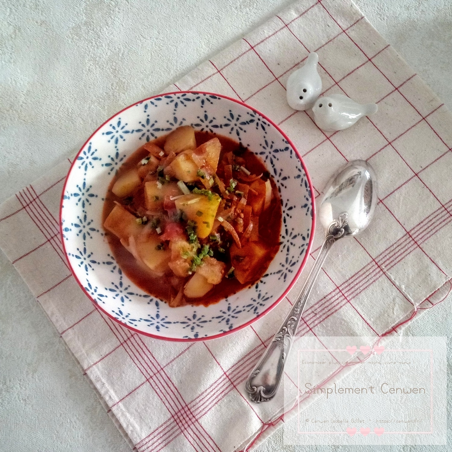 Goulash de pommes de terre au paprika, plat mijoté simple et réconfortant.