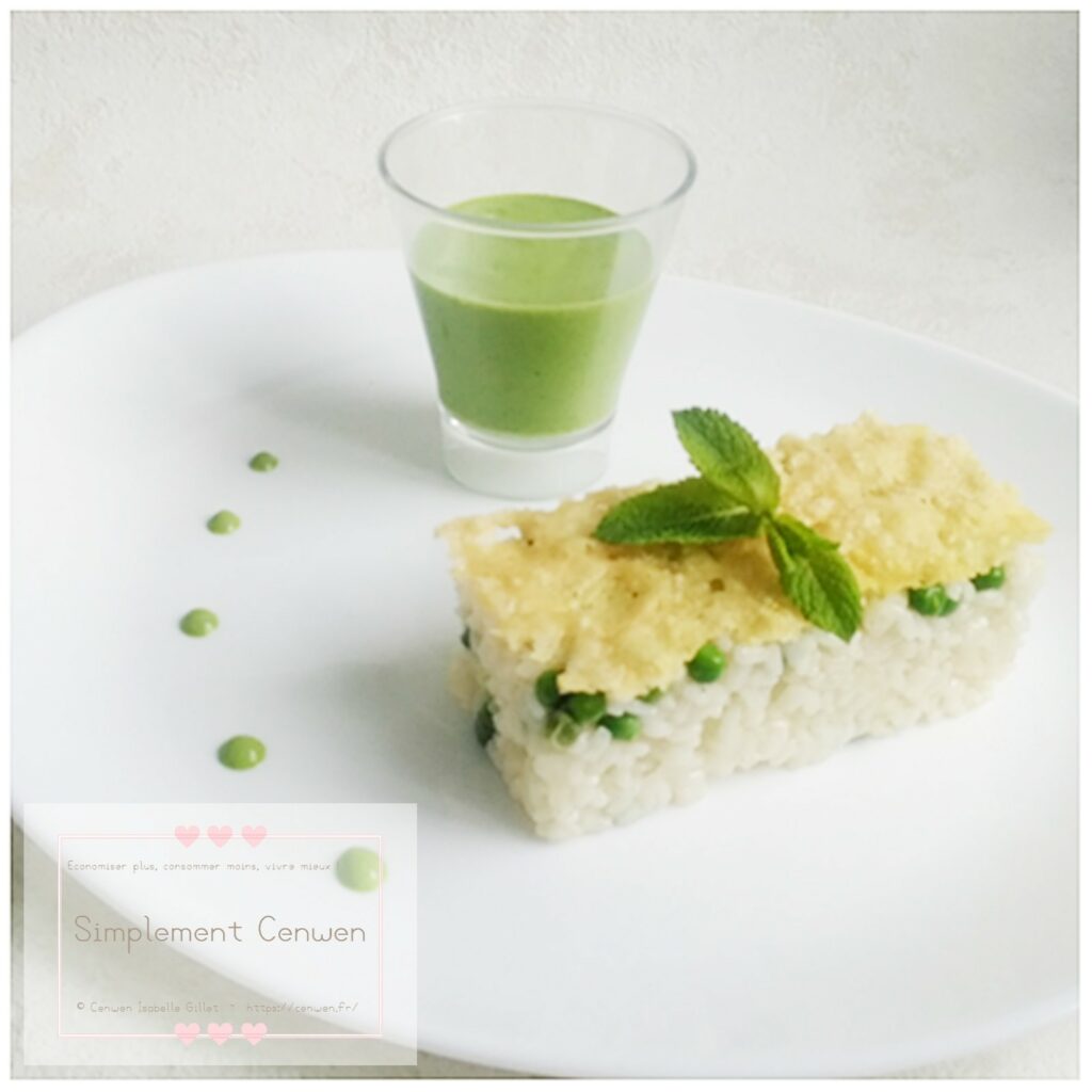 Risotto crémeux aux petits pois, garni de feuilles de menthe fraîche.