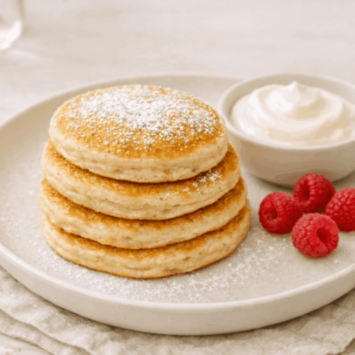 Pancakes aux flocons d'avoine servis avec des framboises