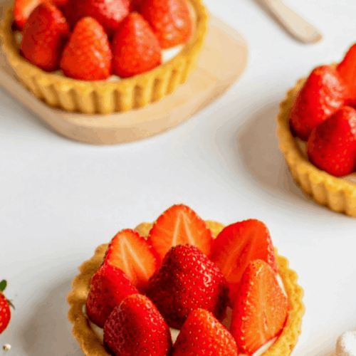 Tartelettes individuelles aux fraises fraîches et crème pâtissière sur fond de pâte sablée.