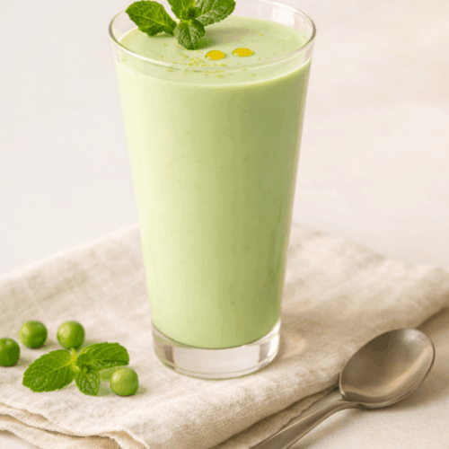Verrine de yaourt de brebis aux petits pois croquants, menthe fraîche et filet d'huile d'olive posée sur un torchon en lin clair